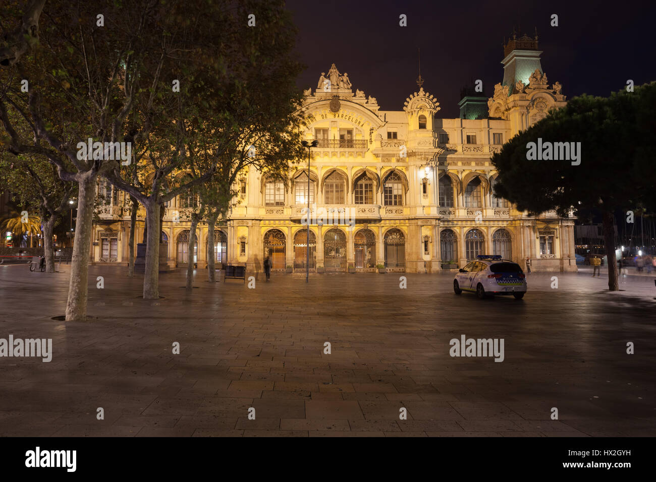 Bâtiment du siège de l'Autorité Portuaire de Barcelone de nuit en Catalogne, Espagne Banque D'Images