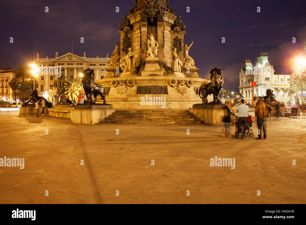 Espagne, Catalogne, Barcelone, piédestal de monument de Christophe Colomb par nuit à Placa del Portal de la Pau Banque D'Images