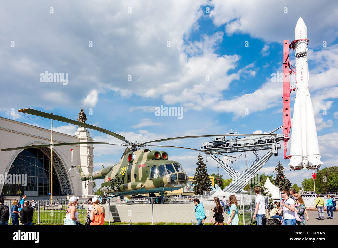 Moscou - le 8 mai 2016 : Les gens près de l'hélicoptère de transport militaire Mil Mi-8T et fusée Vostok dans parc VDNKh. Il a été construit à l'époque soviétique Banque D'Images