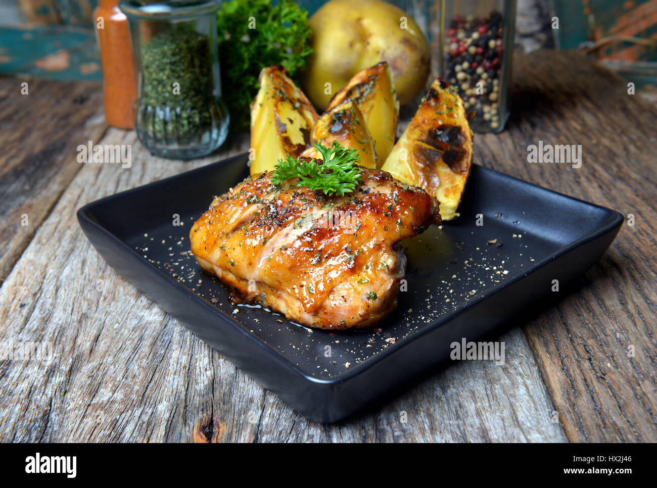 Steak au poivre poulet grill avec feu de charbon prêt à servir avec l'éclairage extérieur photo flash et mixte. Banque D'Images