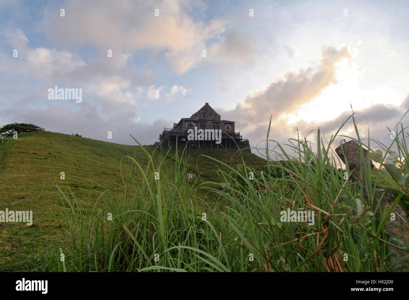 Vue d'une maison sur une colline de Basco, Batanes Banque D'Images