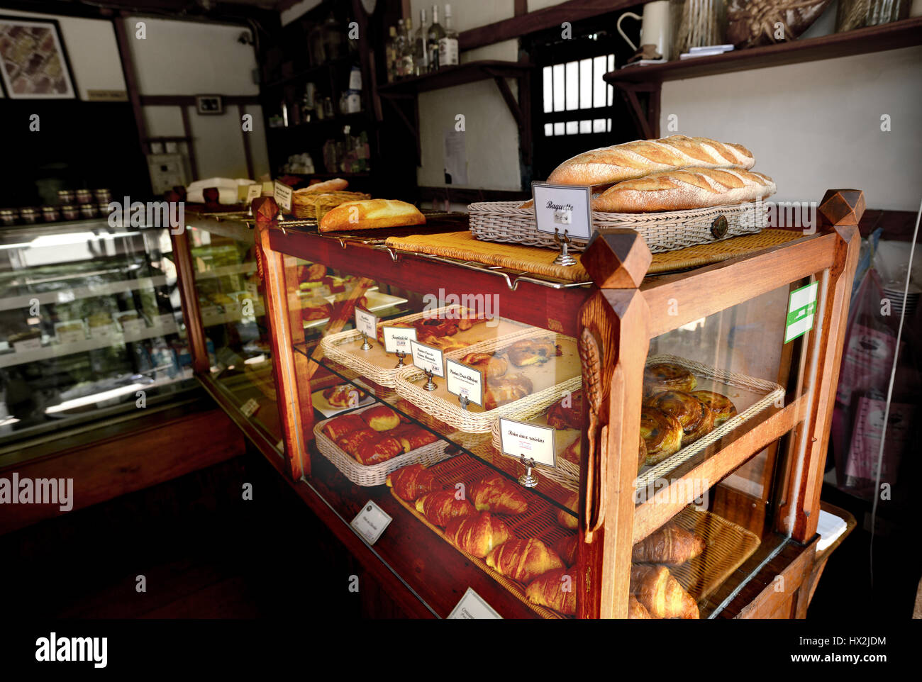 Old Bakery Shop au Laos à vendre plusieurs genre de pain photo en basse lumière et ombre sombre à l'intérieur Banque D'Images