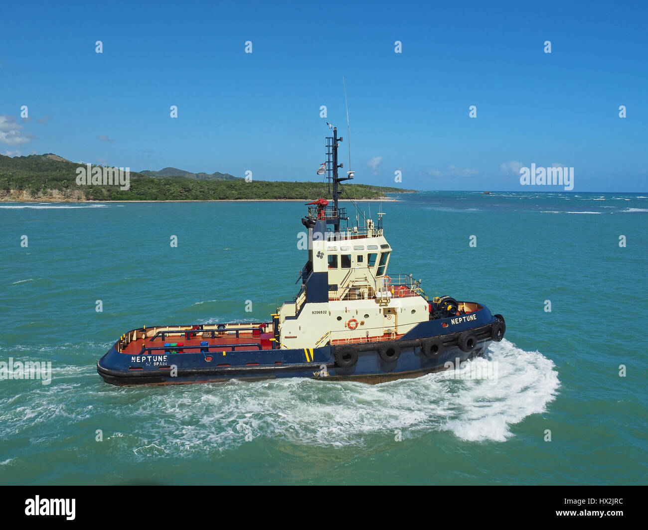 Tug boat Neptune basé à Santo Domingo à Port d'exploitation de l'Ambre Cove en République Dominicaine. Banque D'Images
