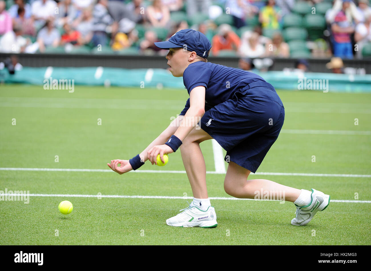 Ball Boy Tennis De Wimbledon Tennis De Wimbledon Le All England Tennis Club Wimbledon Londres Angleterre 2 Photo Stock Alamy