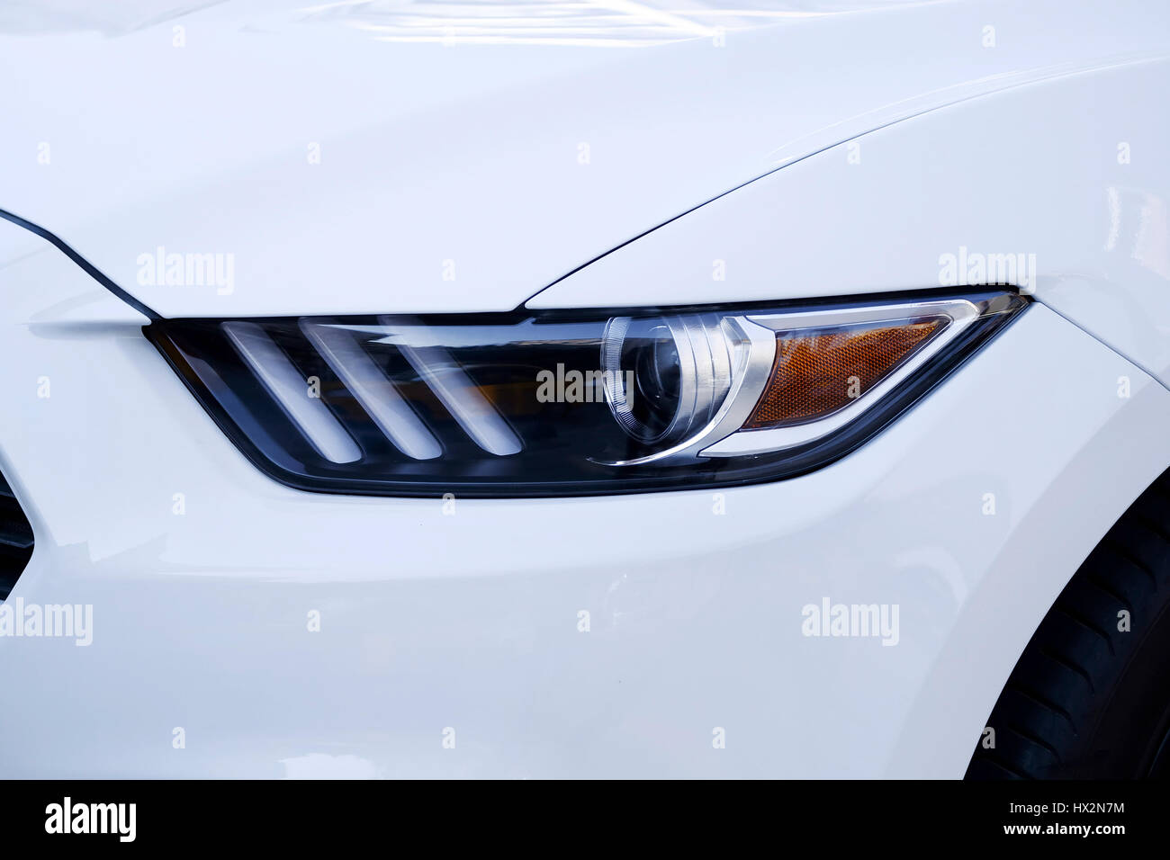 Istanbul, Turquie - 4 mars 2017 d'un livre blanc : projecteurs Ford Mustang GT. Banque D'Images