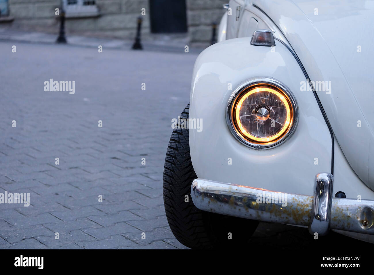 Istanbul, Turquie - 4 mars, 2017 : White VW Coccinelle avec projecteur nouveau style intéressant dans une rue Banque D'Images