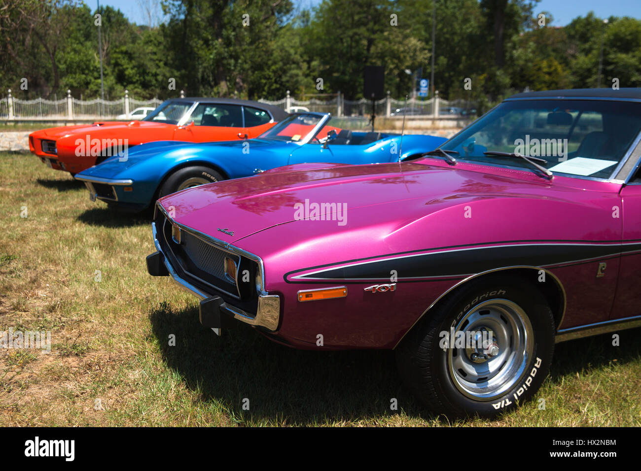 Istanbul, Turquie - le 23 juin 2013 : voitures américaines dans un marché de l'automobile à Istanbul. Il y a Pontiac GTO, Corvette Stingray Cabriolet et amc Javelin. Banque D'Images