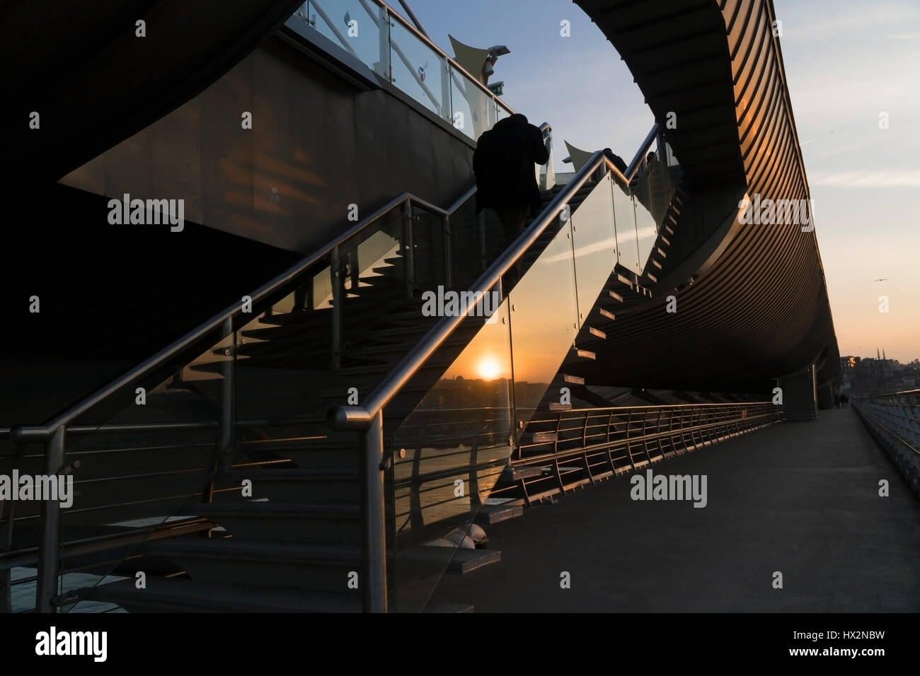 Réflexions sur une surface de verre sur le métro Pont sur la Corne d'or à Istanbul Banque D'Images
