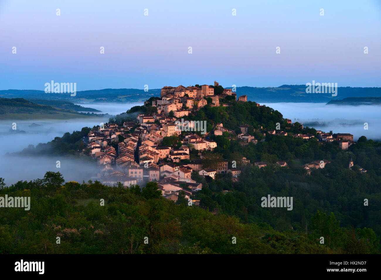 La superbe, au sommet d'une colline, village médiéval de Cordes-sur-Ciel, en Occitanie, en France à l'aube de la lumière. Banque D'Images