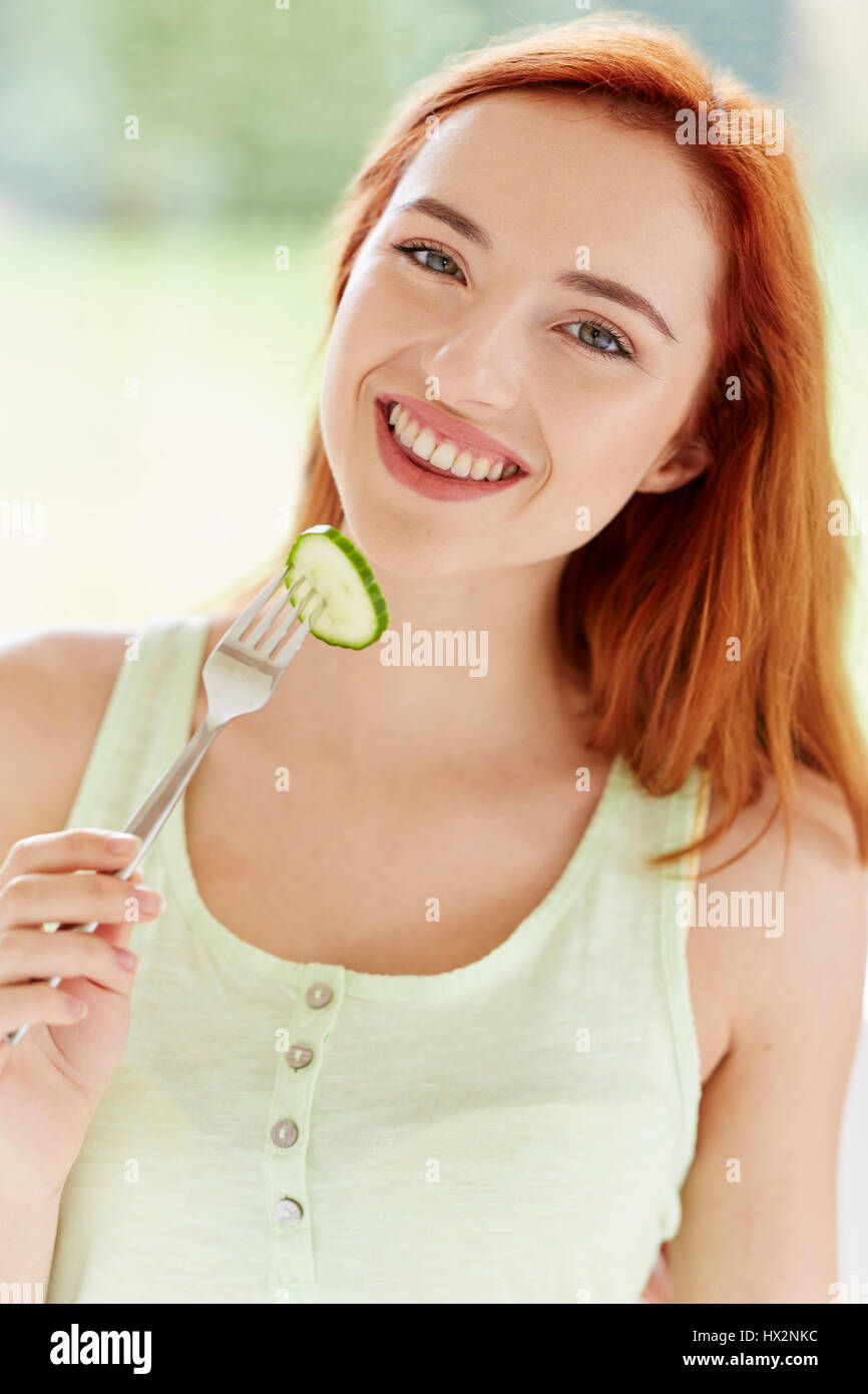 Girl eating healthy salad Banque D'Images
