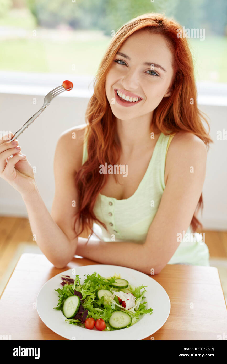 Girl eating healthy salad Banque D'Images