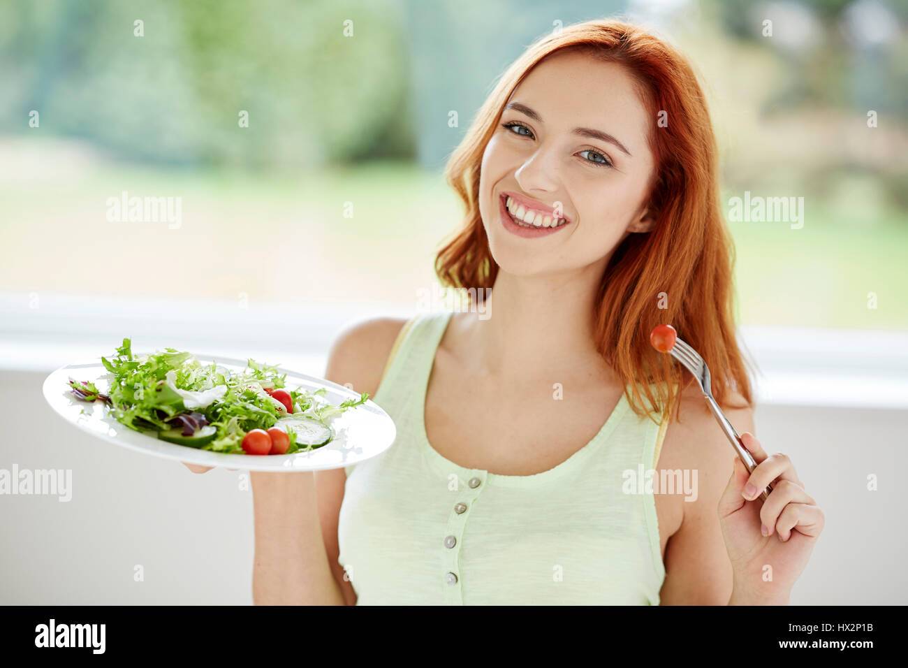 Girl eating healthy salad Banque D'Images