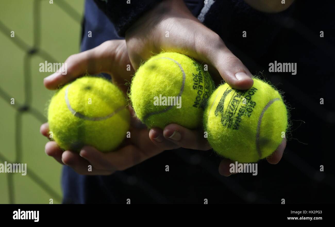 BALLBOY avec le tennis de Wimbledon Wimbledon 20 LE ALL ENGLAND TENNIS CLUB WIMBLEDON Londres Angleterre 02 juillet 201 Banque D'Images