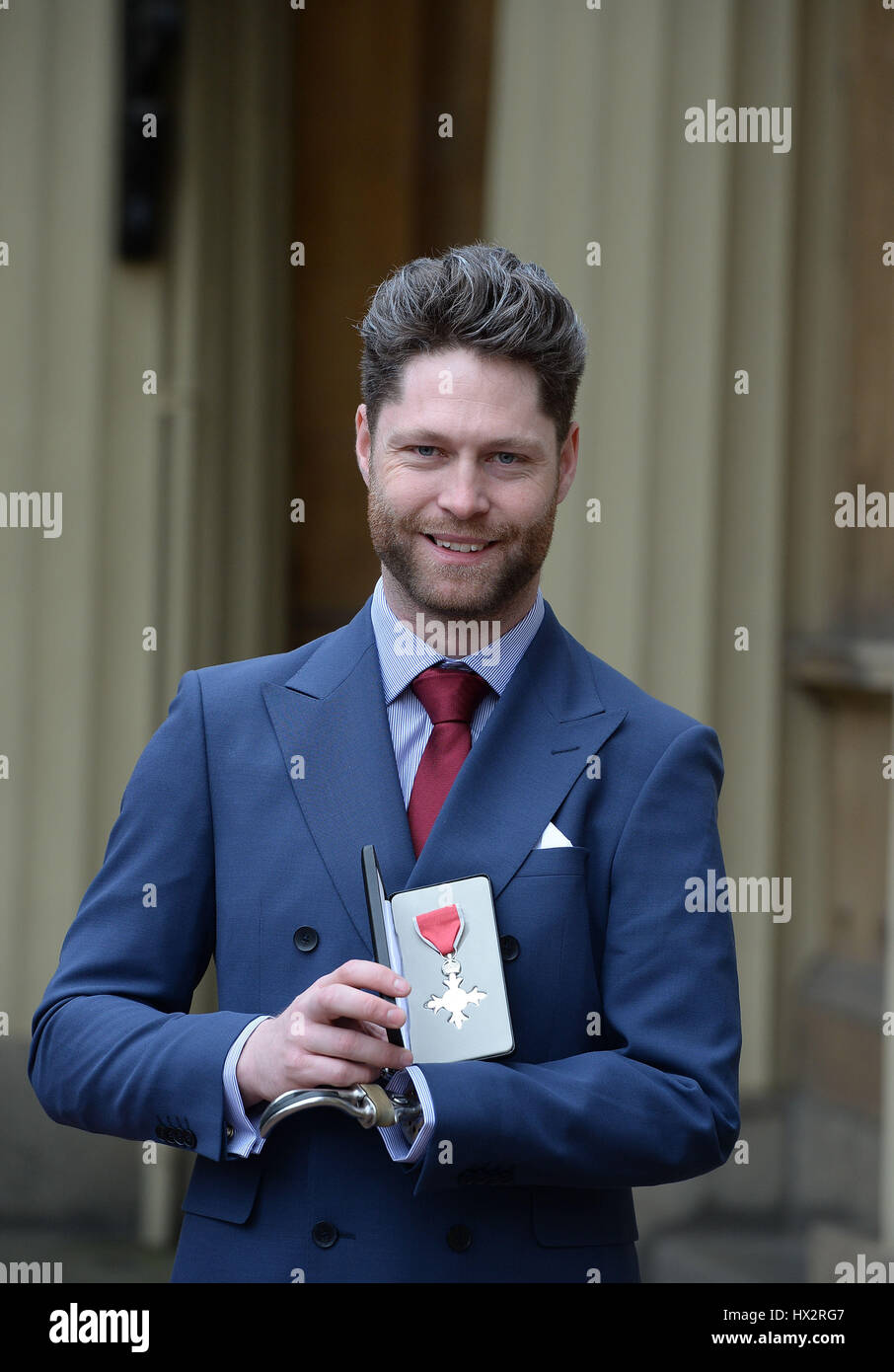 Jon-Allan cycliste paralympique Butterworth avec son MBE après l'avoir reçue du Prince de Galles au cours d'une cérémonie au Palais de Buckingham à Londres. Banque D'Images