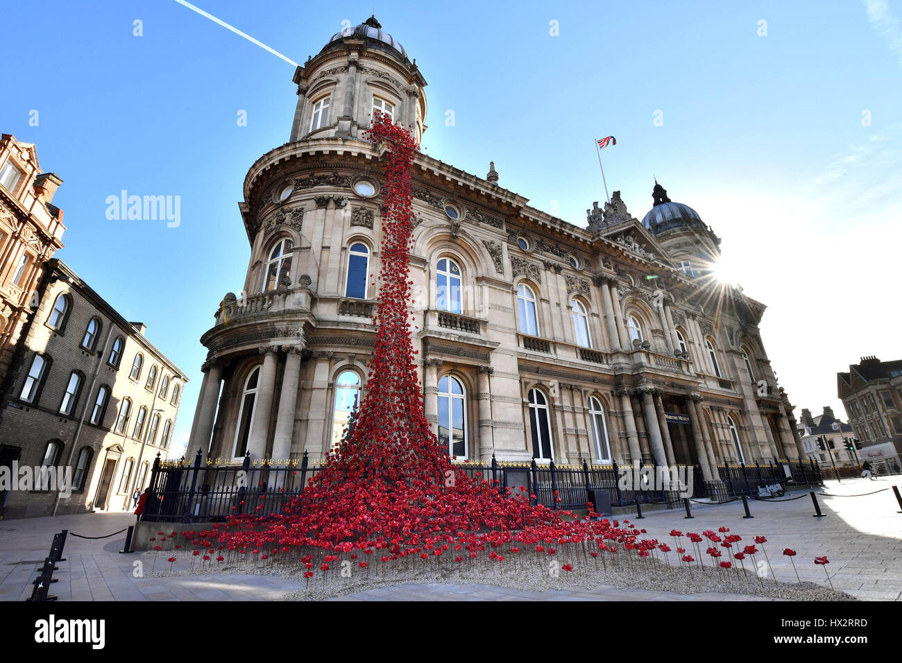 La sculpture sur coquelicot Weeping Window de l'artiste Paul Cummins et du designer Tom Piper est dévoilée à l'extérieur du Musée maritime de Hull dans le cadre d'une tournée à l'échelle du Royaume-Uni organisée par 14-18 MAINTENANT, le programme artistique pour le centenaire de la première Guerre mondiale. Banque D'Images