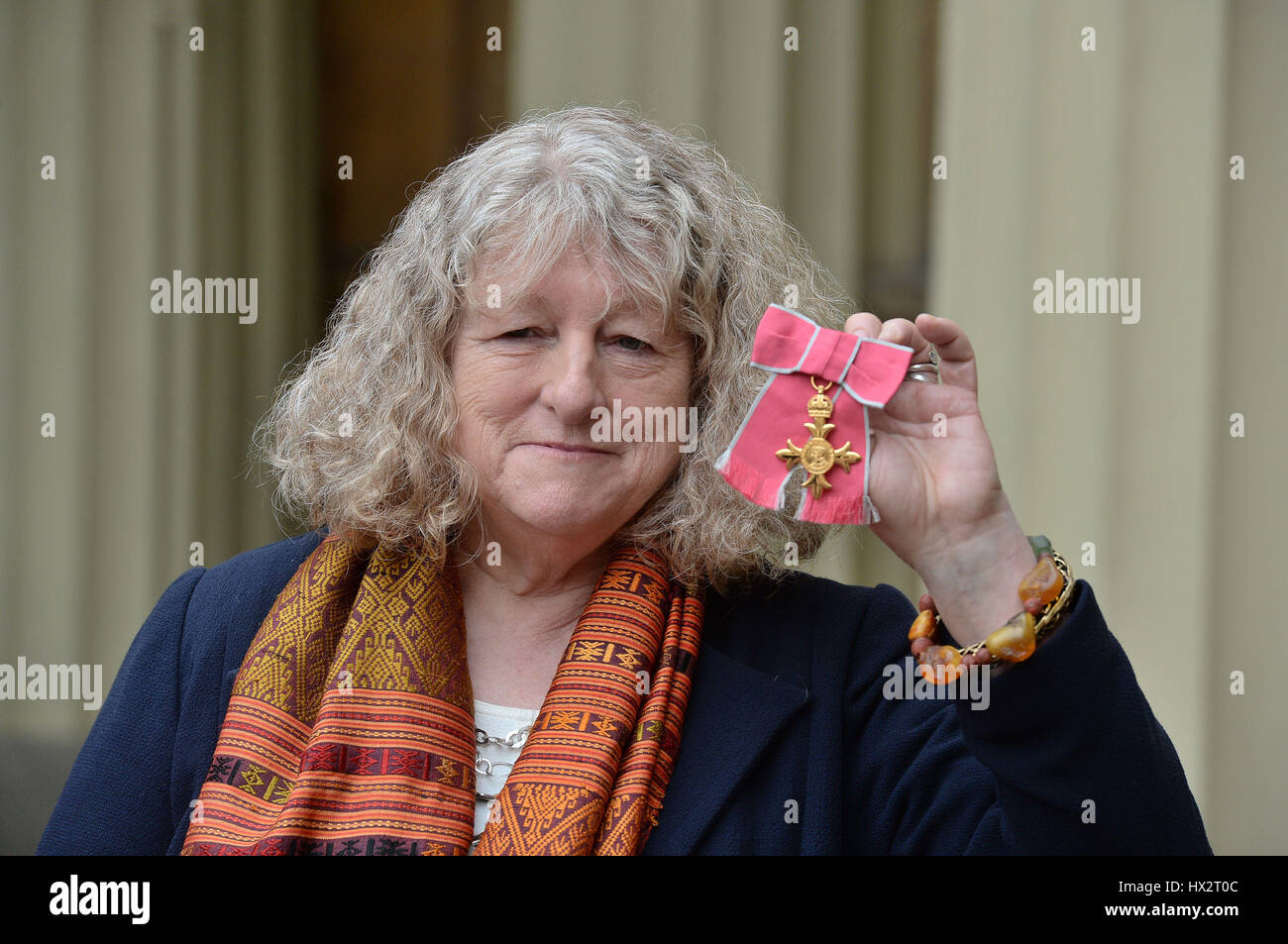 Créateur de costumes Jenny Beavan après avoir recueilli son OBE pour des services à la production de fiction au cours d'une cérémonie au Palais de Buckingham à Londres. Banque D'Images