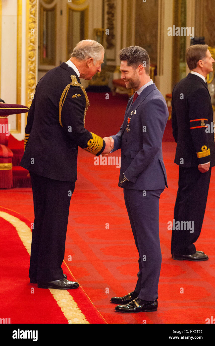 M. Jon-Allan Butterworth de vente est effectuée un MBE (Membre de l'ordre de l'Empire britannique) par le Prince de Galles à Buckingham Palace. Banque D'Images