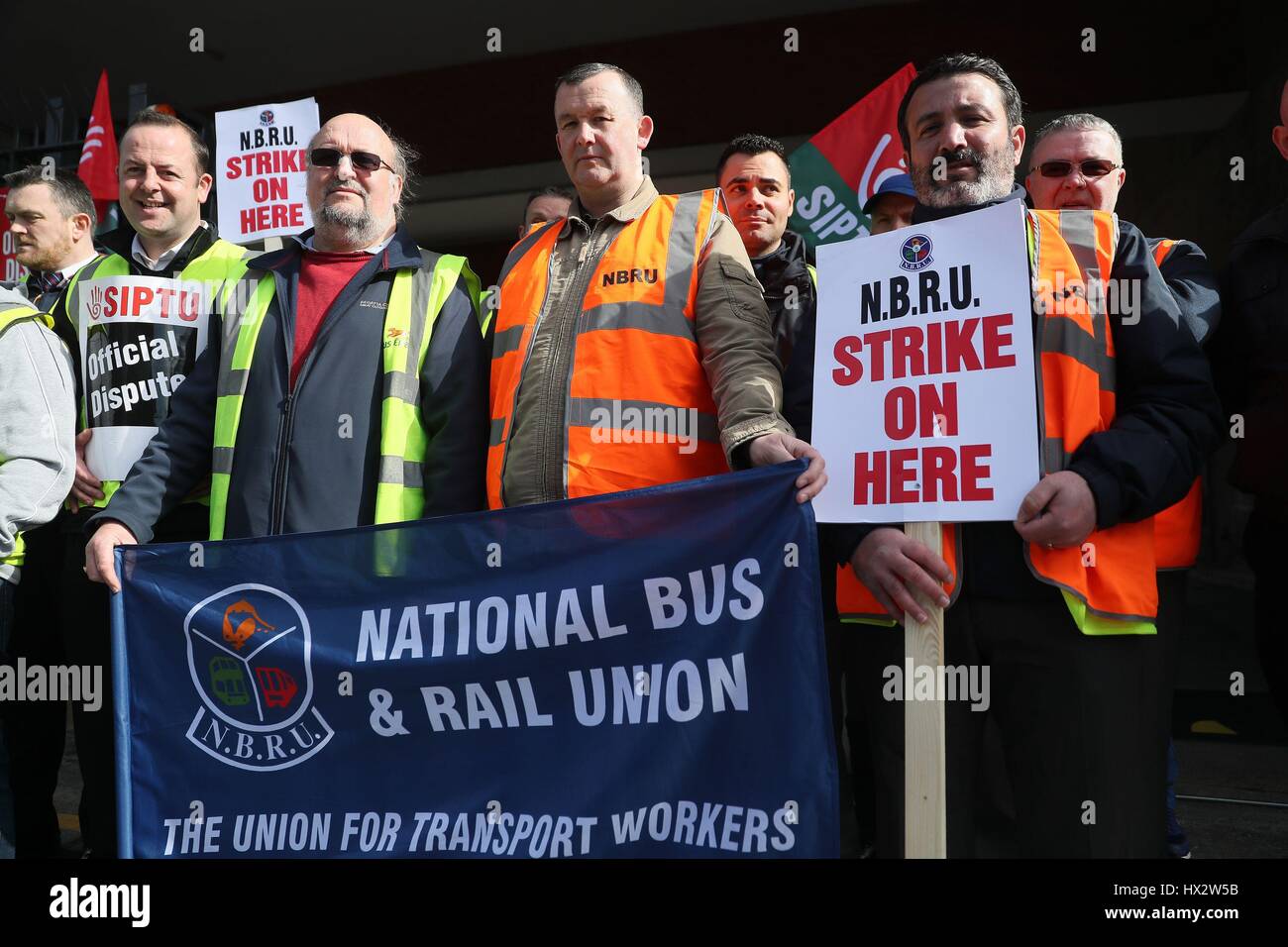 Le SIPTU les travailleurs syndiqués à l'extérieur de piquetage Aras de Bus à Dublin le premier jour de la grève de Bus Eireann. Banque D'Images