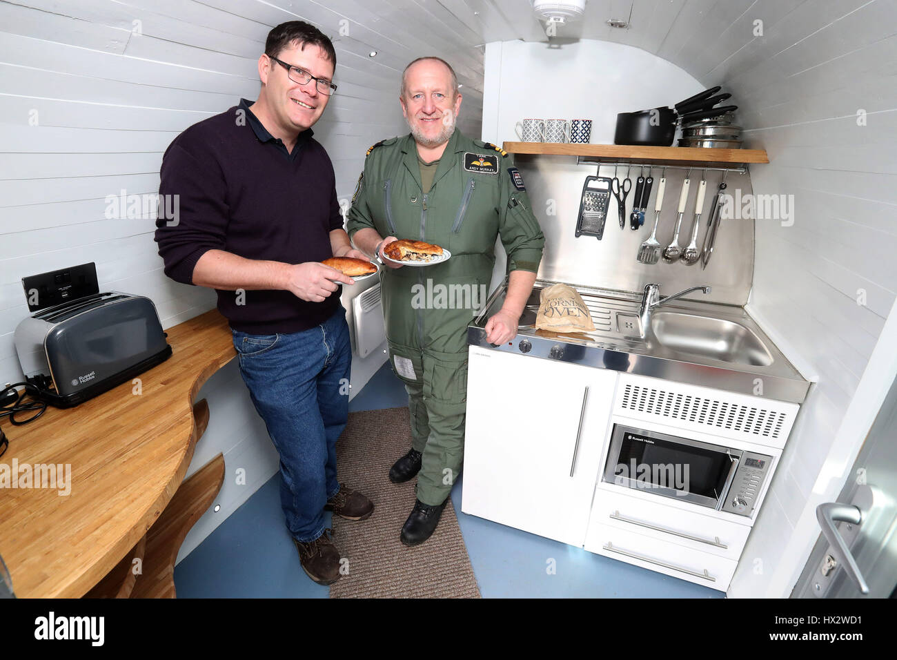 Martyn Steedman (à gauche), propriétaire d'un ancien ancien Sea King de la marine MK6 dispose d'un hélicoptère Cornish Pastie avec lt cdr Andy Murray (qui ont piloté l'hélicoptère de fois quand il était en service actif au RNAS Culdrose) dans la cuisine de l'hélicoptère converti lors d'une visite de la voir à sa nouvelle base sur le secteur des wigwams Ferme de Thornhill. Banque D'Images