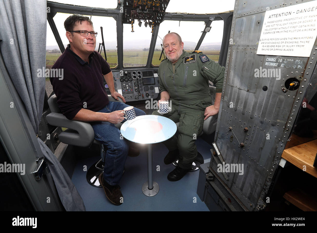 Martyn Steedman (à gauche), propriétaire d'un ancien ancien Sea King de la marine MK6 hélicoptère dans le poste de pilotage avec le lt cdr Andy Murray(qui a piloté l'hélicoptère de fois quand il était en service actif au RNAS Culdrose) à l'intérieur de l'hélicoptère converti lors d'une visite de la voir à sa nouvelle base sur le secteur des wigwams Ferme de Thornhill.. Banque D'Images