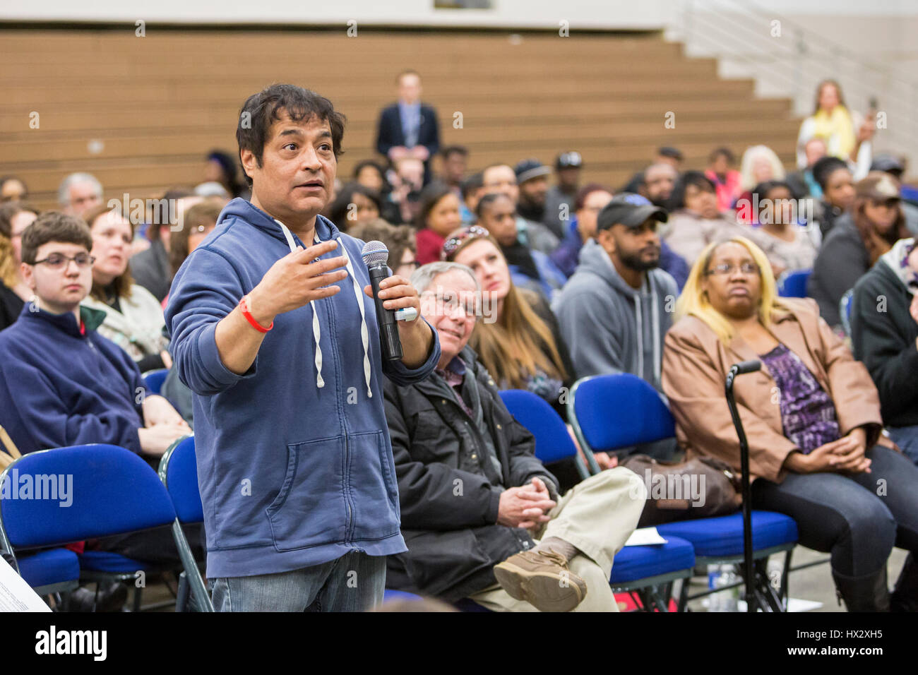 Les résidents de Flint (Michigan) poser des questions lors d'une rencontre avec des avocats pour discuter d'une action collective pour les personnes touchées par le plomb qui contaminent Banque D'Images