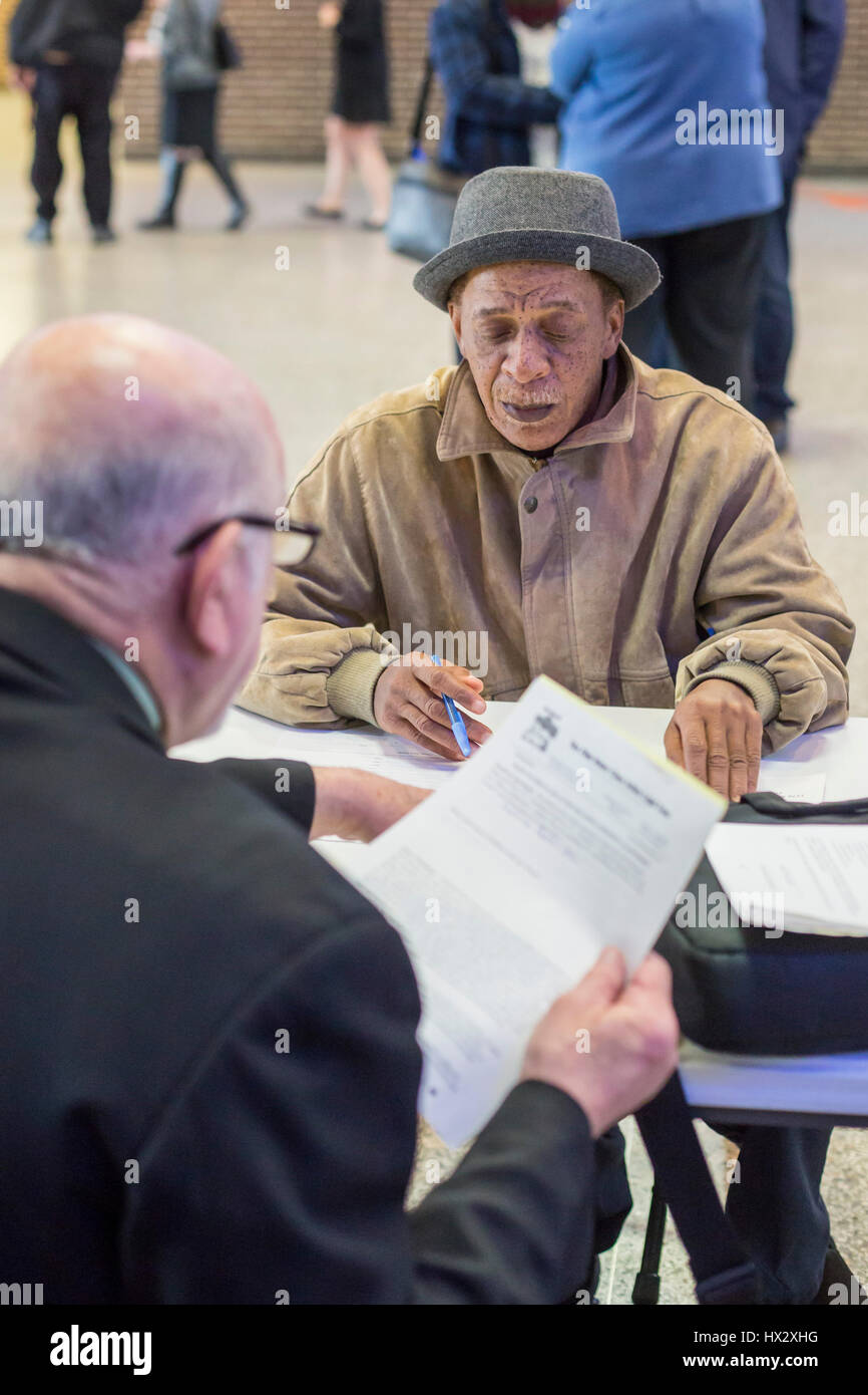 Les avocats rencontrent les résidents de Flint, au Michigan pour discuter d'une action collective pour les personnes touchées par le plomb que la contamination de l'eau de la ville. Banque D'Images