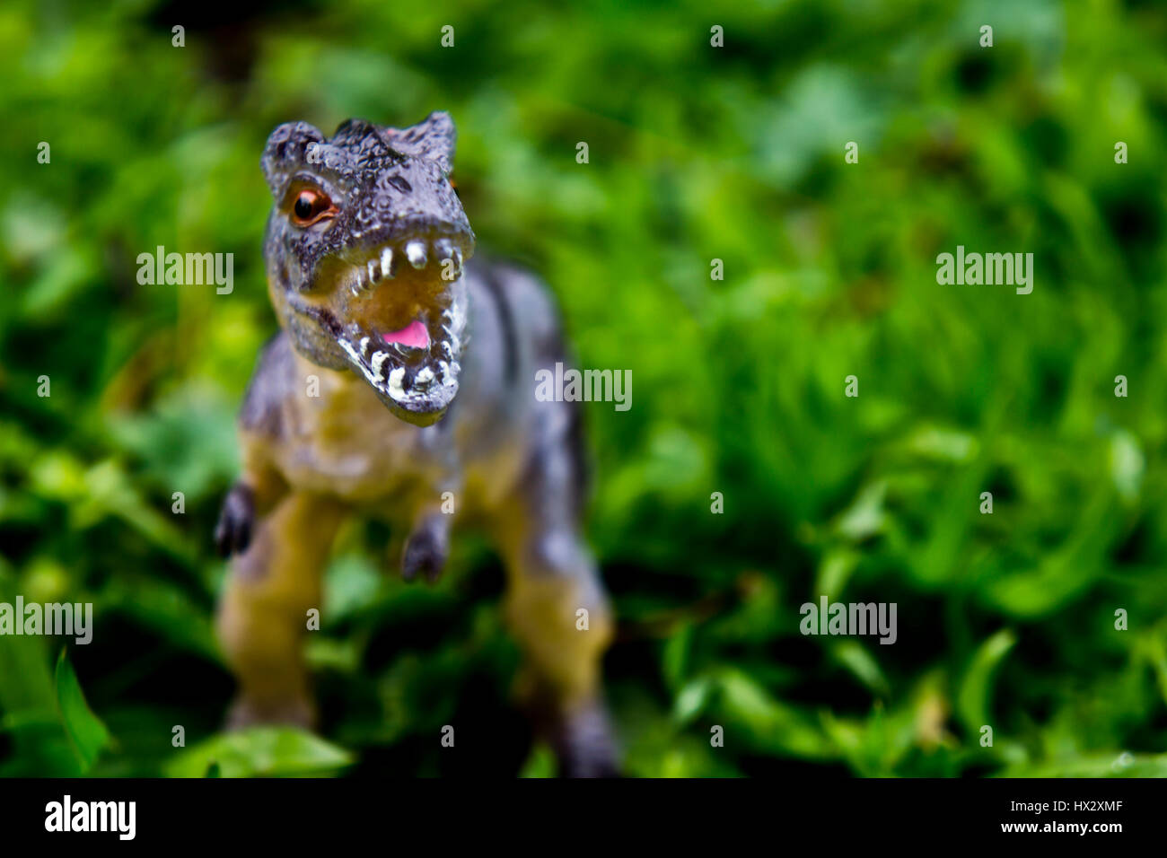 Toy dinosaur in grass Banque D'Images