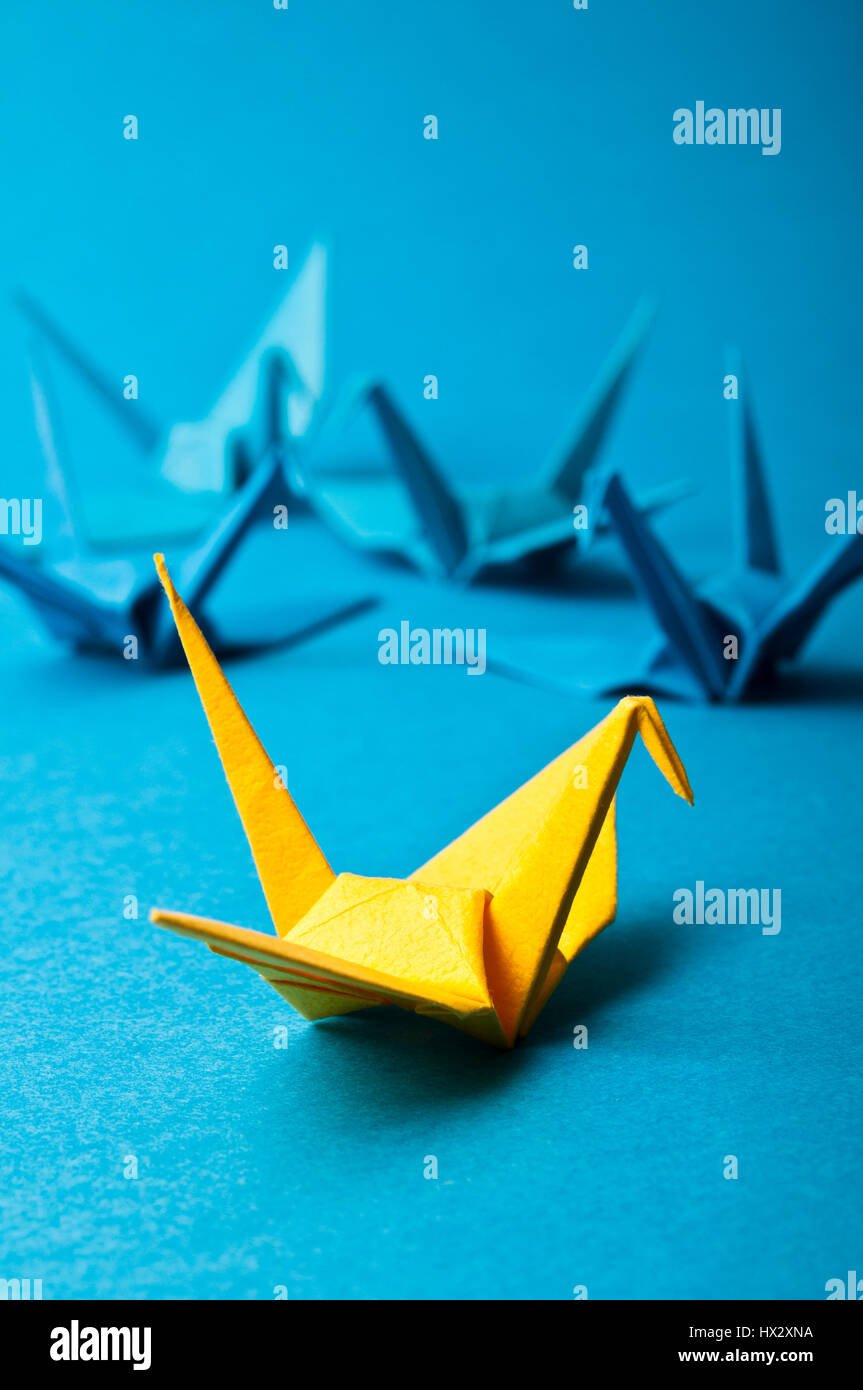 Oiseau origami chez les bleus, jaunes concept unique Banque D'Images