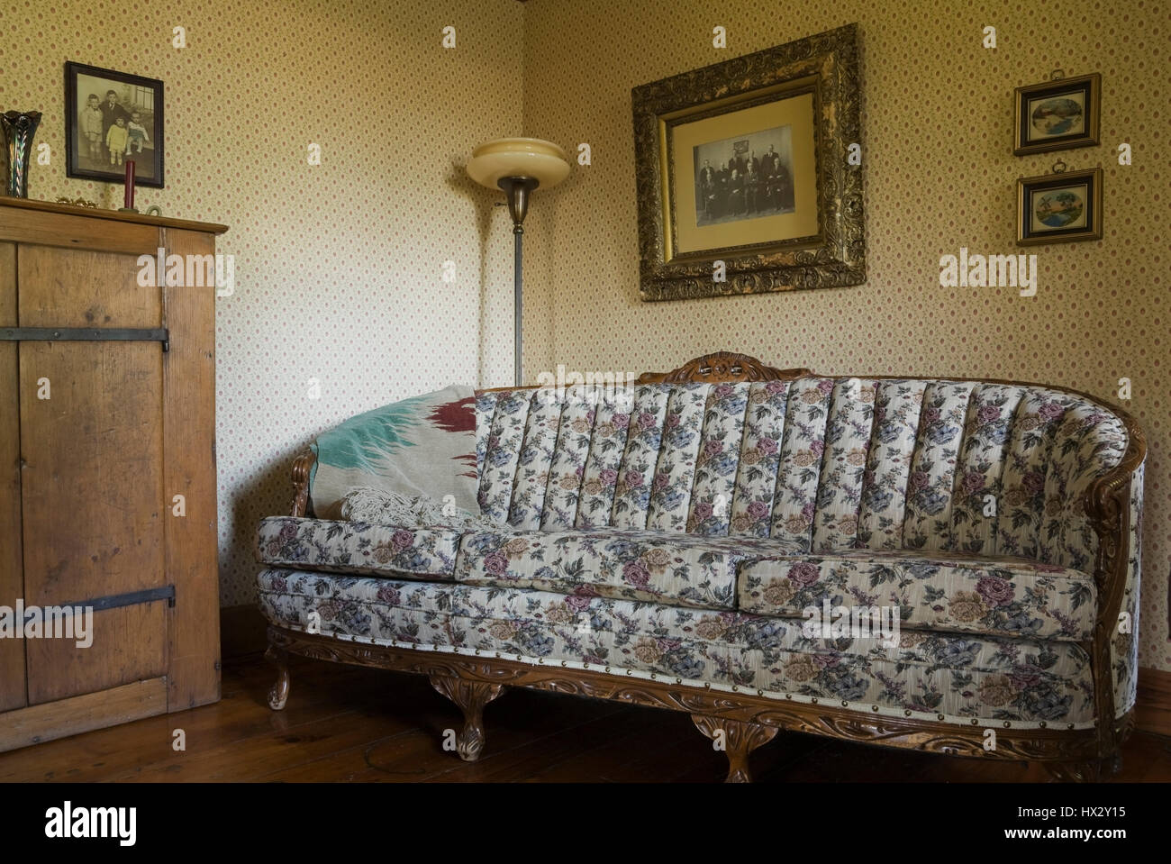 Un canapé et mobilier de salle de séjour de 1741 maison ancienne Canadiana intérieur. Banque D'Images