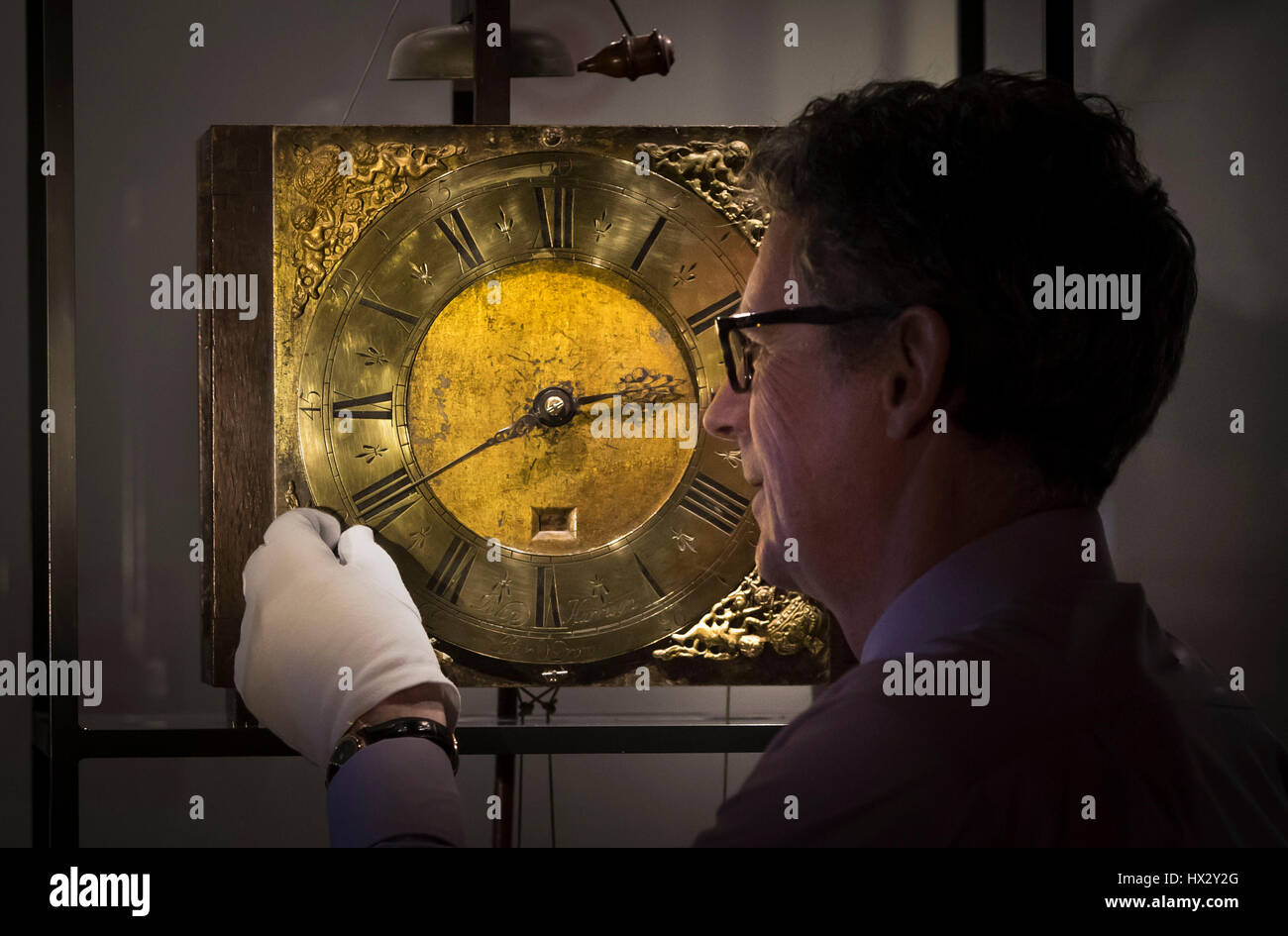 Jonathan Betts modifie le temps sur un vieux de 300 ans horloge de parquet Harrison, chef de l'avant en allant des horloges d'une heure, la pièce centrale d'une installation intitulée Harrison&acirc ;€™jardin qui dispose de 2 000 horloges fonctionnant entièrement par l'artiste Luke Jerram, au National Trust&acirc ;€™Nostell à Wakefield, Yorkshire, avant le dernier jour de méridien de Greenwich Temps avant les horloges d'une heure avant le printemps. Banque D'Images