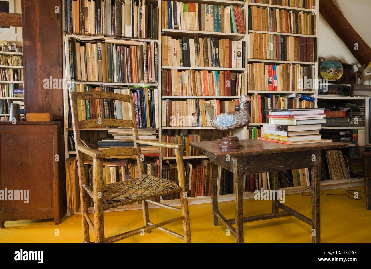 Bibliothèques, chaise en bois antique et table dans la salle d'étude de 1810 Canadiana intérieur de maison ancienne. Banque D'Images