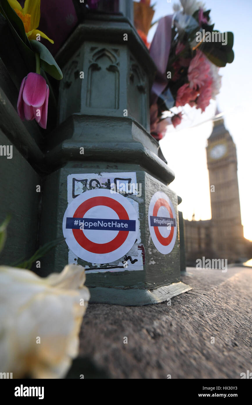 Un panneau de métro londonien modifié devant le Parlement dans le centre de Londres, car deux autres « arrestations ignificales » ont été effectuées dans le cadre de l'attaque de Westminster, ont déclaré la police. Banque D'Images