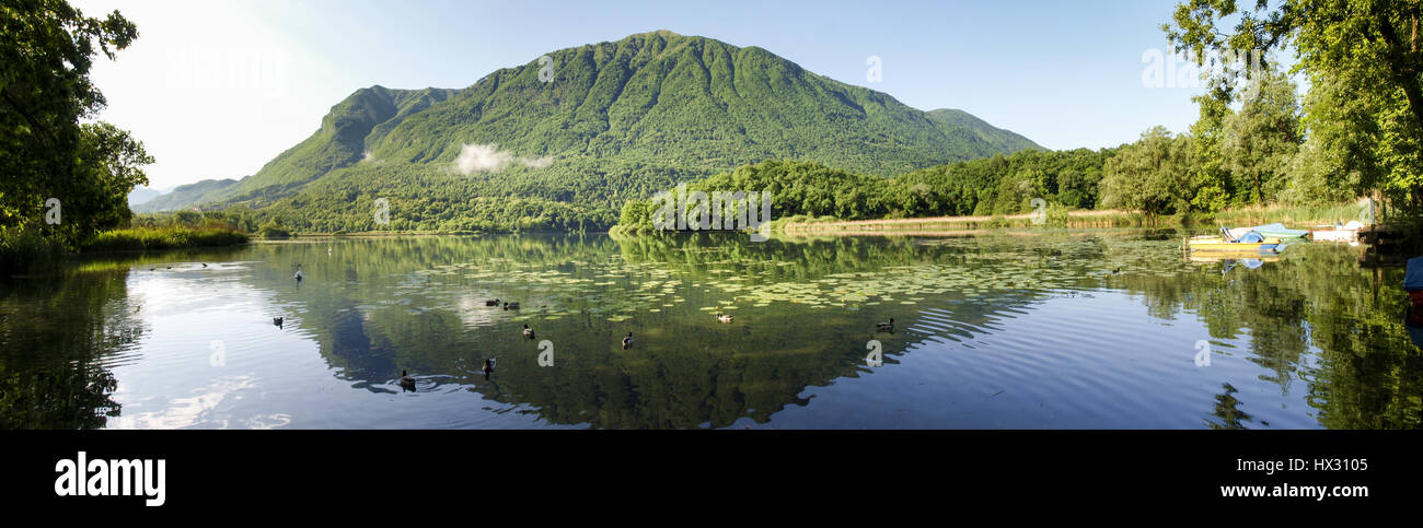 Carlazzo, Italie : Lac Piano est un petit lac situé dans le Val Menaggio. Il a une superficie de 0,72 km2 et une profondeur maximale de 13 mètres et occupe la Banque D'Images