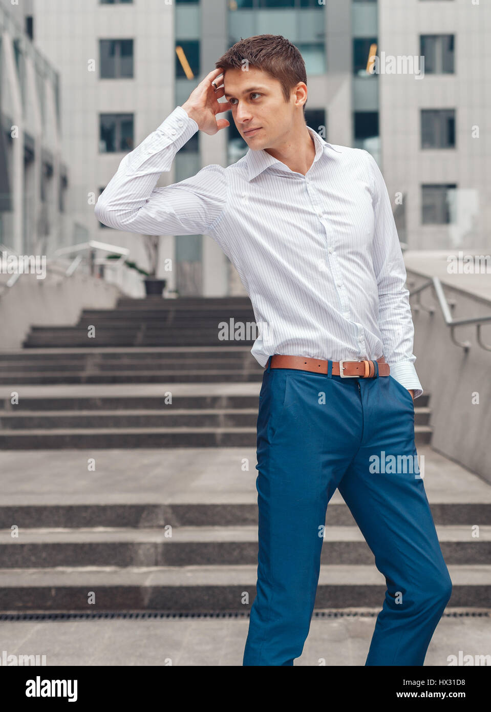 Man posing sur camera Banque D'Images