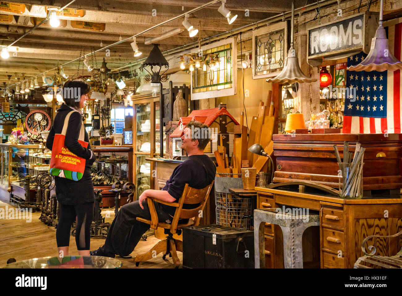 Couple shopping at Aurora Mills de récupération d'architecture à Aurora, en Oregon. Banque D'Images