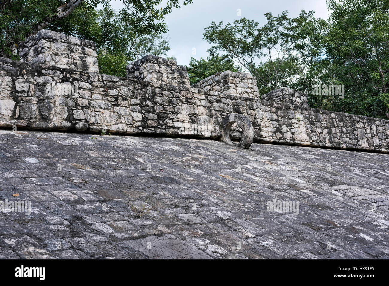 L'anneau de pierre en pente sur côté de la Ball au Mayan Ruins Coba, Mexique Banque D'Images