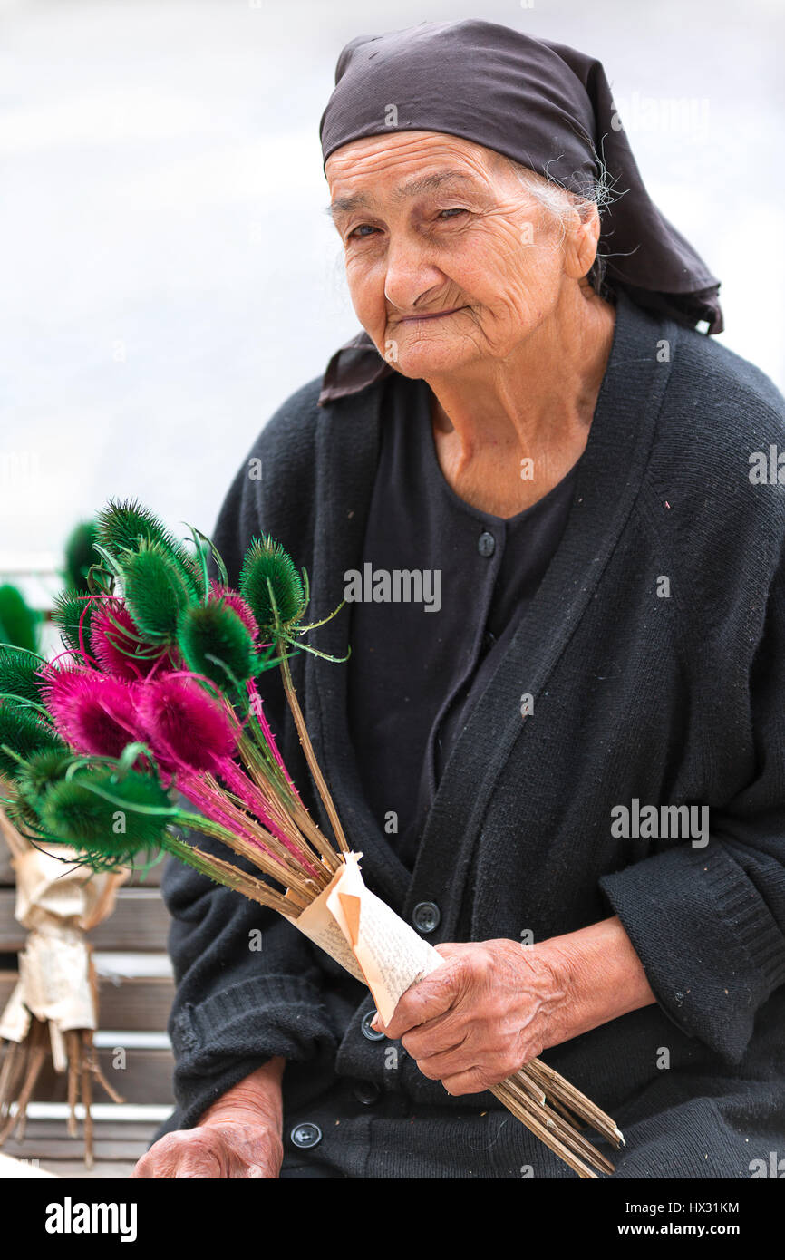 Dame âgée vente de fleurs à Tbilissi, Géorgie Banque D'Images