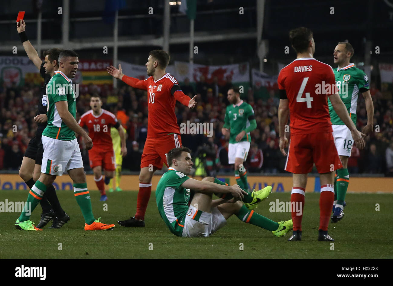 République d'Irlande est Seamus Coleman tient sa jambe après un défi de Wales' Neil Taylor durant la Coupe du Monde FIFA 2018, GROUPE D match de qualification à l'Aviva Stadium de Dublin. Banque D'Images