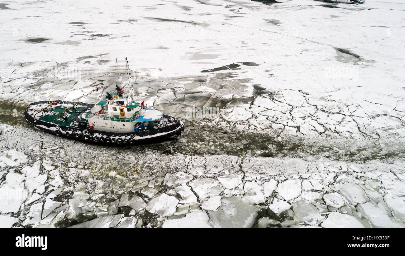 LAINICI brise-glace, briser la glace sur le Danube, à Braila le 11 jan 2017 Banque D'Images