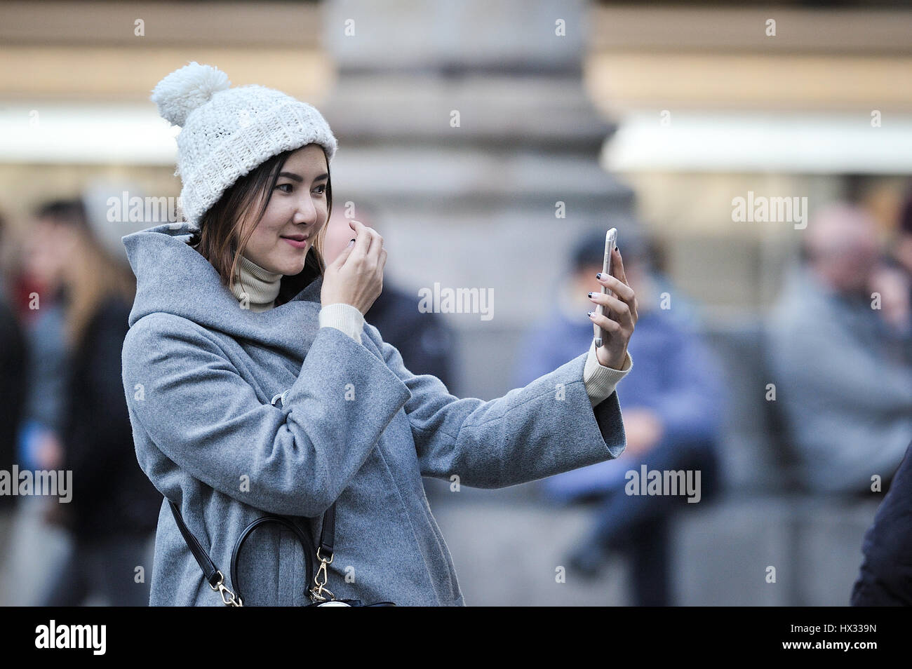 Prendre femme asiatique photo selfies près du La Republica. Plus de 1 millions d'autoportraits sont prises chaque jour Instagram, à Florence, Italie, 24 décembre 2016 Banque D'Images