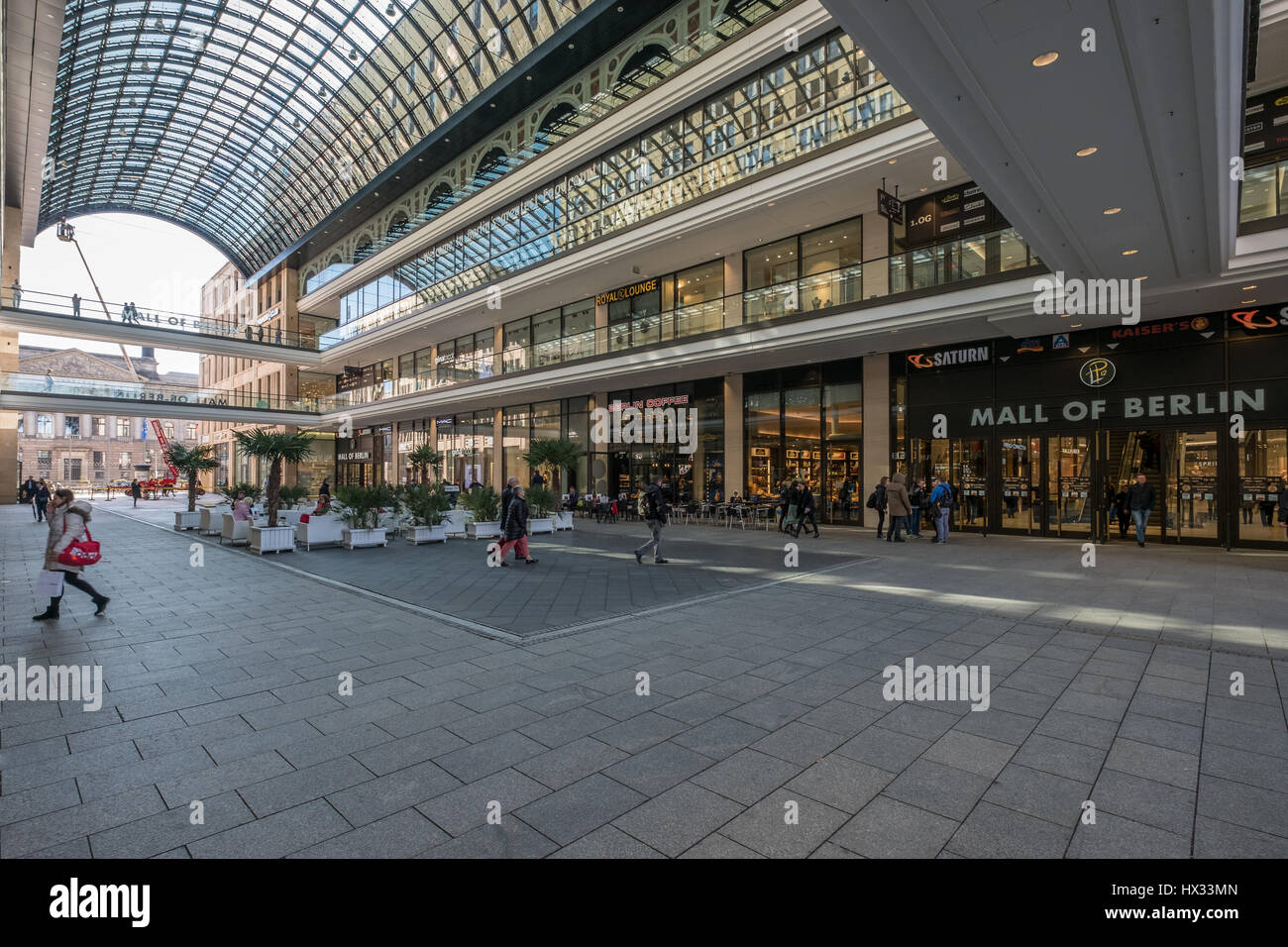 Berlin, Allemagne - 24 mars 2017 : l'intérieur de la cour de 'Le centre commercial de Berlin', un grand centre commercial de Berlin, Allemagne. Banque D'Images