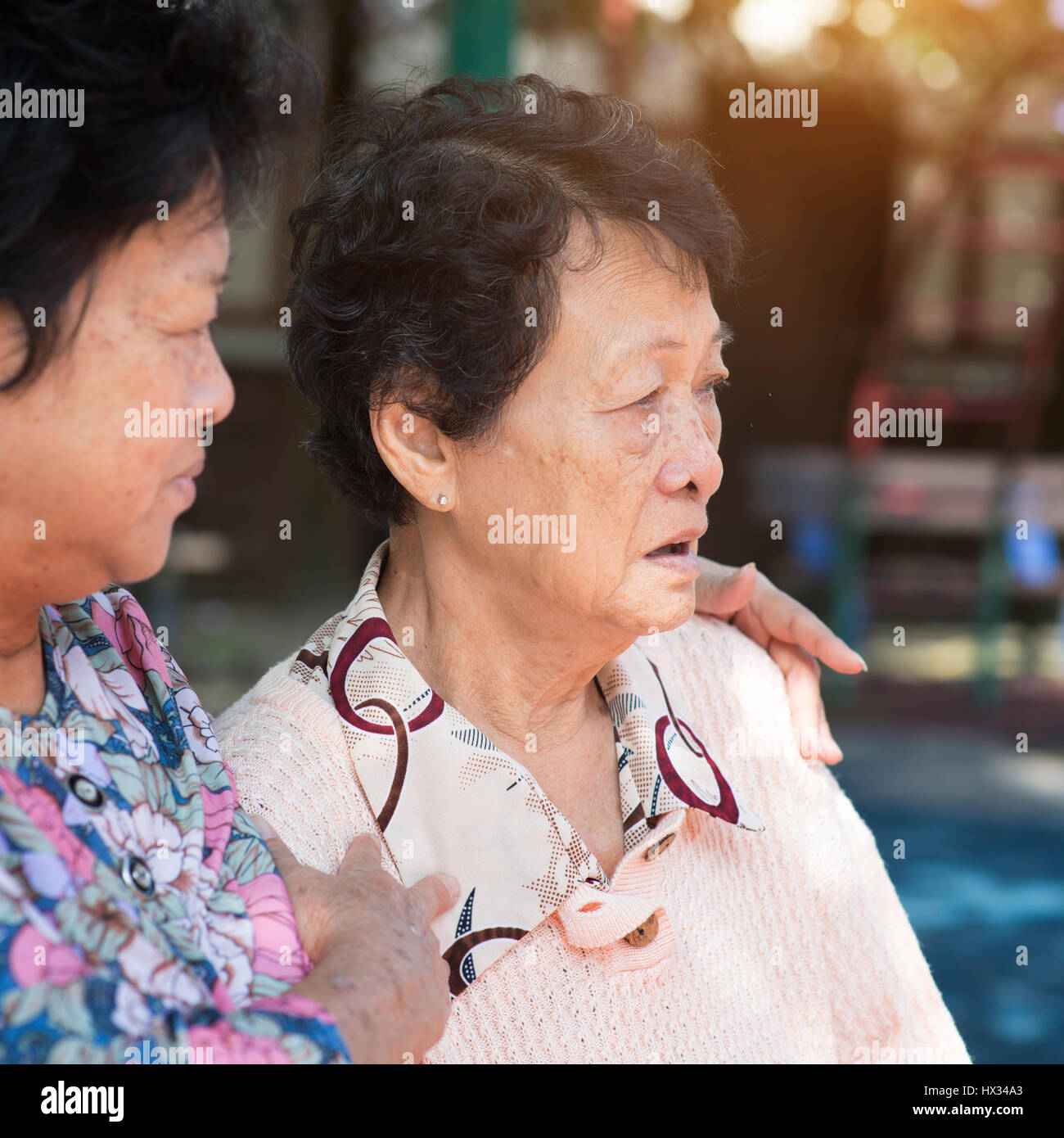 Coup franc de Asian Senior Femmes adultes chit chatting at outdoor park le matin. Banque D'Images