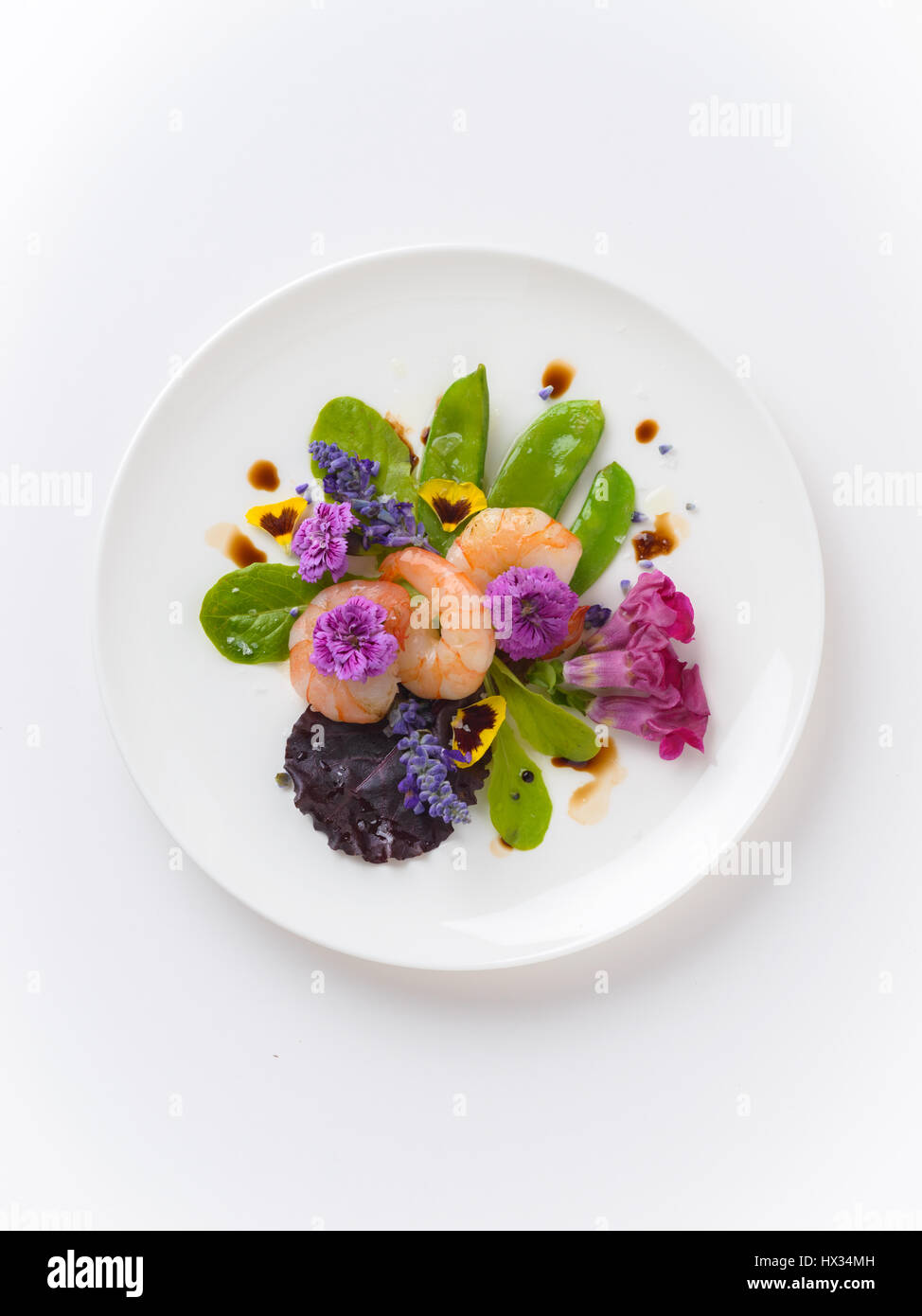 Salade de crevettes tigrées avec les pois et fleurs comestibles avec de l'huile et vinaigre de balsamique et Banque D'Images