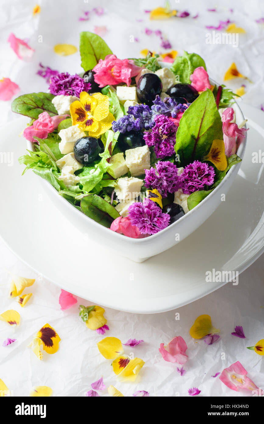 Salade avec fromage feta, olives noires et fleurs comestibles Banque D'Images