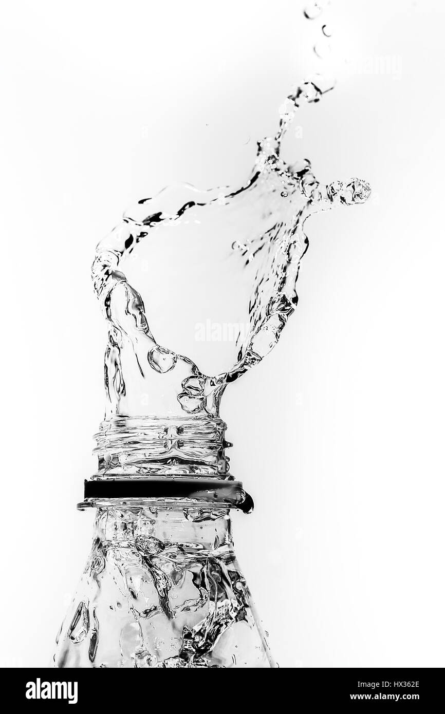 La projection d'eau jaillir de la bouteille Banque D'Images