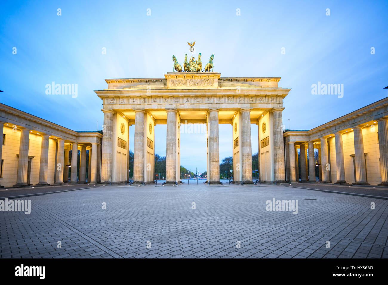 La porte de Brandebourg à Berlin, la nuit, la ville de l'Allemagne. Banque D'Images