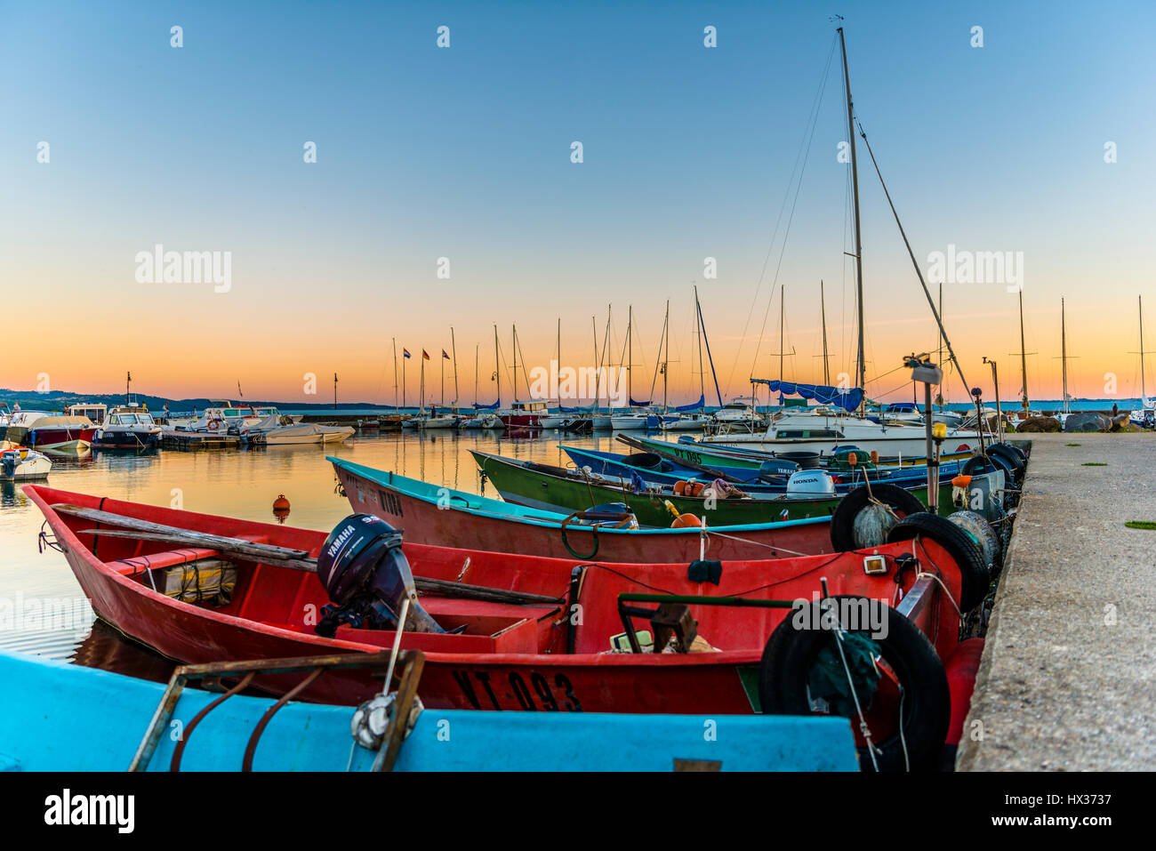 Bateaux dans le port, coucher de soleil sur le lac de Bolsena, Bolsena, Latium, Italie Banque D'Images