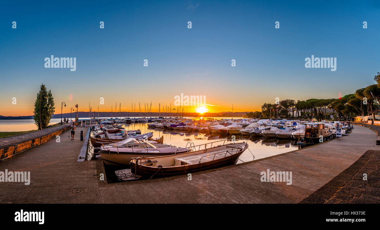 Bateaux dans le port et le coucher du soleil, le lac de Bolsena, Bolsena, Latium, Italie Banque D'Images