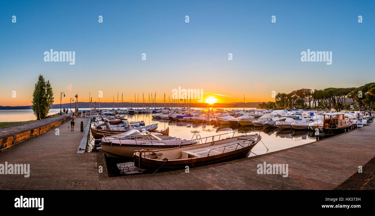 Bateaux dans le port et le coucher du soleil, le lac de Bolsena, Bolsena, Latium, Italie Banque D'Images
