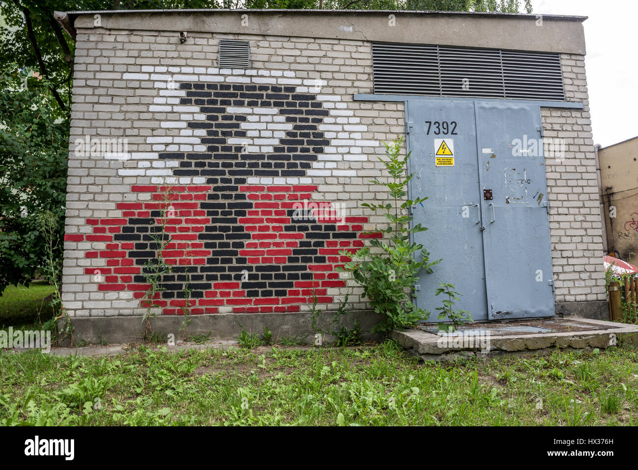 Graffiti de la Deuxième Guerre mondiale, l'emblème de l'État polonais clandestin et l'Armia Krajowa (armée de l'intérieur) dans le quartier Ochota de Varsovie, Pologne Banque D'Images